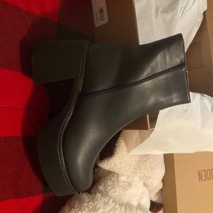 Steve Madden size 9 Leather Joltz Boots